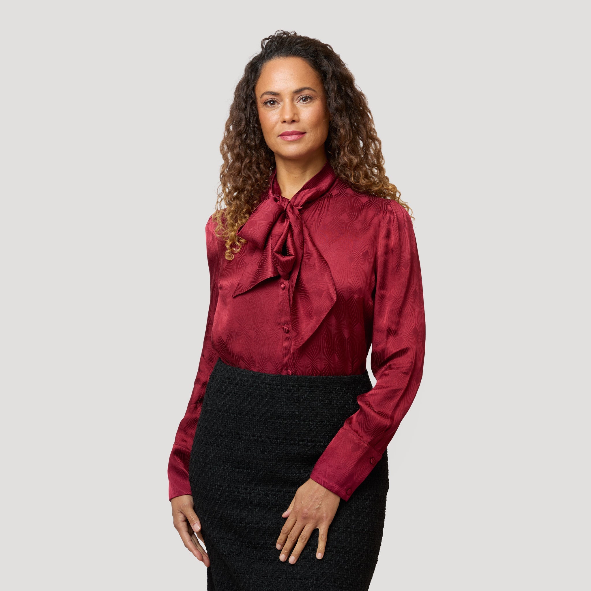 ISOLDE | Elegant Satinblus med Rosettkrage i Djup Röd