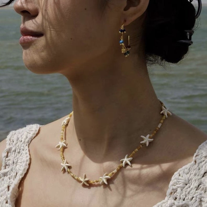 Avslappnad Strandhalsband