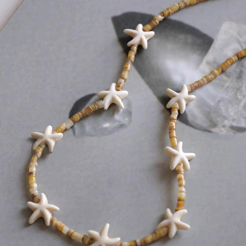 Avslappnad Strandhalsband